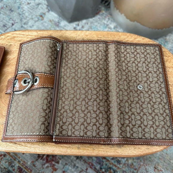 Coach Signature C Trifold Wallet - Picture 16 of 17